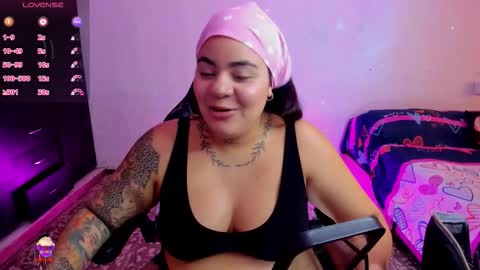 Snapshot of shaaroonhillss1 chatting on 11.04.25 sharoon online show from 11.04.25