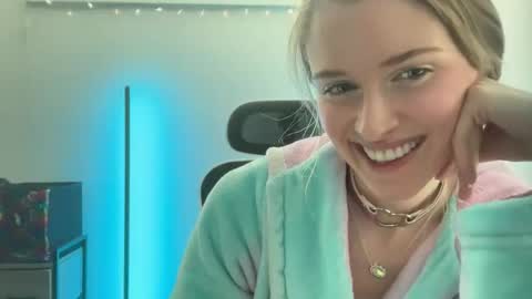 Snapshot of shadebabe chatting on 05.31.26 shadebabe online show from 05.31.26