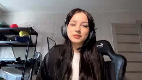 Snapshot of shanaecornish chatting on 10.19.25 Viola online show from 10.19.25