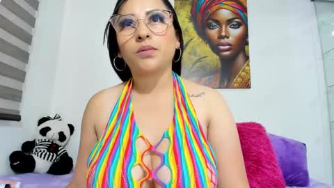 Snapshot of shantall_8 chatting on 02.11.25 karol online show from 02.11.25