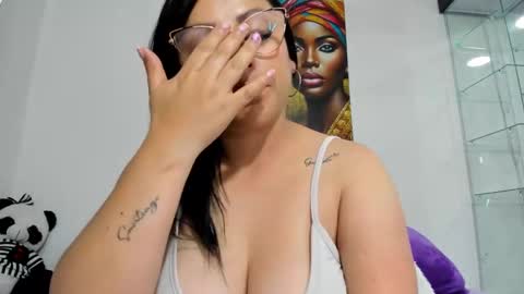 Snapshot of shantall_8 chatting on 02.13.25 karol online show from 02.13.25