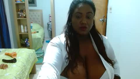 Snapshot of sharonevans1 chatting on 11.22.25 sharonevans1 online show from 11.22.25