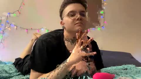 Snapshot of sharpy_teeth_kitty chatting on 01.10.25 Nikolasftm online show from 01.10.25