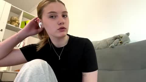 Snapshot of sharriheibult chatting on 04.12.26 Delia online show from 04.12.26