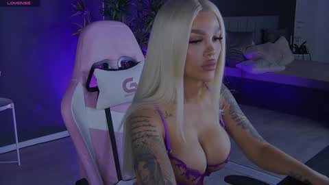 Snapshot of shayblonde chatting on 12.28.24 shayblonde online show from 12.28.24