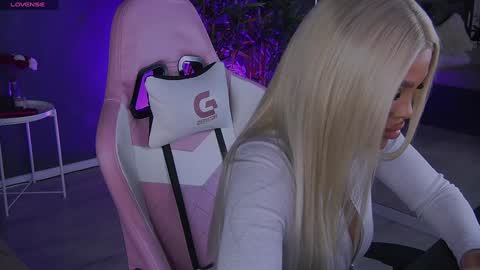 Snapshot of shayblonde chatting on 12.30.24 shayblonde online show from 12.30.24