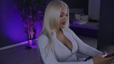 Snapshot of shayblonde chatting on 01.11.25 shayblonde online show from 01.11.25