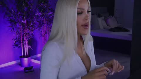 Snapshot of shayblonde chatting on 01.14.25 shayblonde online show from 01.14.25