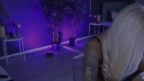 Snapshot of shayblonde chatting on 01.30.25 shayblonde online show from 01.30.25