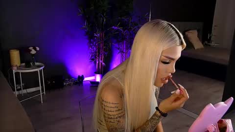 Snapshot of shayblonde chatting on 02.25.25 shayblonde online show from 02.25.25