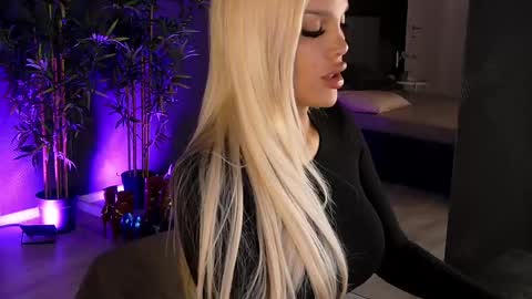 Snapshot of shayblonde chatting on 02.26.25 shayblonde online show from 02.26.25