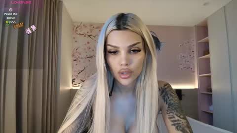 Snapshot of shayblonde chatting on 09.23.25 shayblonde online show from 09.23.25