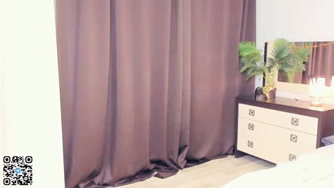 Snapshot of sheenaeast chatting on 12.26.24 Violet online show from 12.26.24