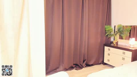 Snapshot of sheenaeast chatting on 12.27.24 Violet online show from 12.27.24