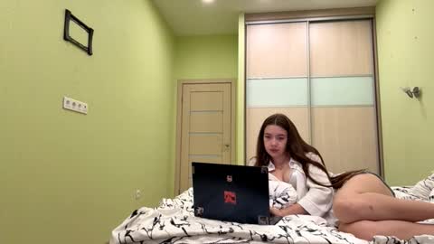 Snapshot of shelliesifuentes chatting on 10.11.25 Ava online show from 10.11.25