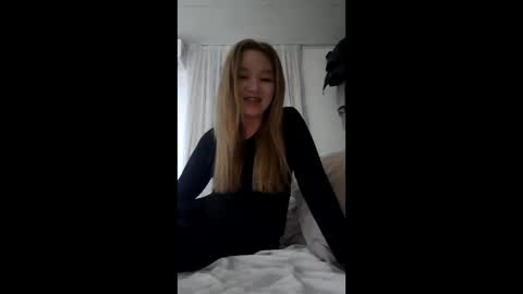 Snapshot of sherrylshaw chatting on 12.19.25 SherrylShaw online show from 12.19.25