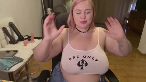 Snapshot of showmebbw chatting on 11.29.25 Mimi online show from 11.29.25