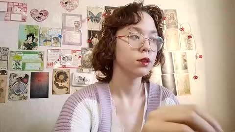 Snapshot of shy_kiss_twinkle_bloop chatting on 09.18.25 Milena online show from 09.18.25