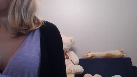 Snapshot of shy_moony chatting on 09.18.25 just Alex online show from 09.18.25