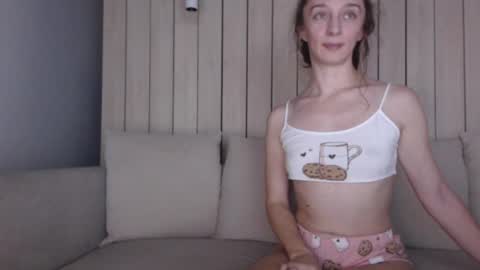 shy_schoolgirl_ online show from 12.28.24