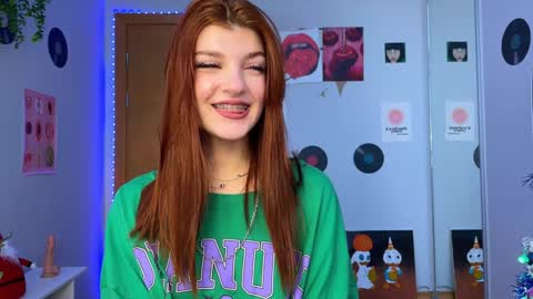 Snapshot of shybella_girl chatting on 12.17.24 Bella online show from 12.17.24