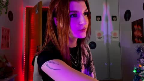 Snapshot of shybella_girl chatting on 12.23.24 Bella online show from 12.23.24