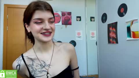 Snapshot of shybella_girl chatting on 02.14.25 Bella online show from 02.14.25