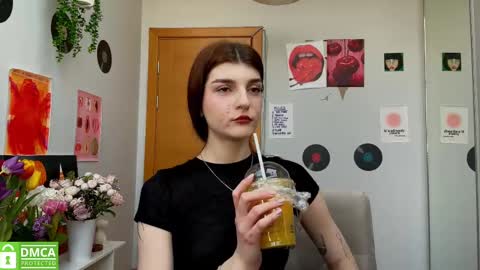 Snapshot of shybella_girl chatting on 03.11.25 Bella online show from 03.11.25