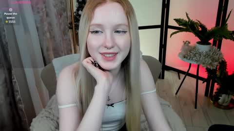 Snapshot of sia_hart chatting on 12.14.25 Sia online show from 12.14.25