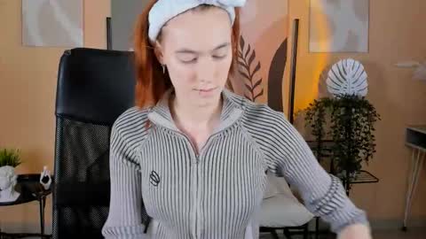 Snapshot of sierraharrper chatting on 12.14.25 SieraHarper online show from 12.14.25