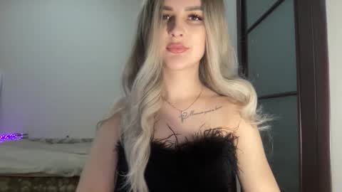 Snapshot of silkybabe19 chatting on 12.16.25 silkybabe19 online show from 12.16.25