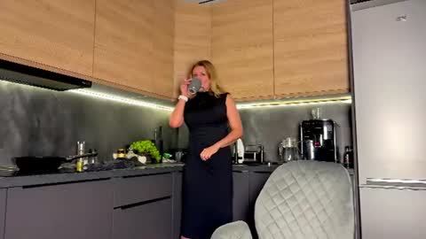 Snapshot of simply_sasha chatting on 06.14.26 A present for me online show from 06.14.26
