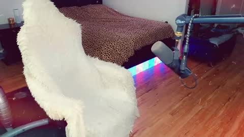 Ashleigh Mak online show from 04.13.26