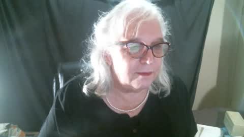 Snapshot of sissydianetx chatting on 11.22.25 Sissy Diane online show from 11.22.25