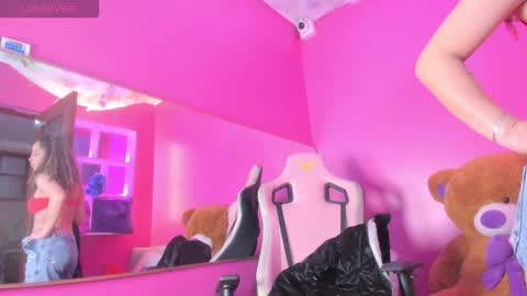 Snapshot of skaila_angels1 chatting on 10.25.25 skaila_angels1 online show from 10.25.25