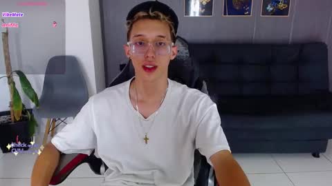 Snapshot of skinny_bigcock20 chatting on 11.29.25 skinny_bigcock20 online show from 11.29.25