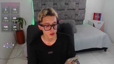 Snapshot of skinny_bigcock20 chatting on 12.19.25 skinny_bigcock20 online show from 12.19.25