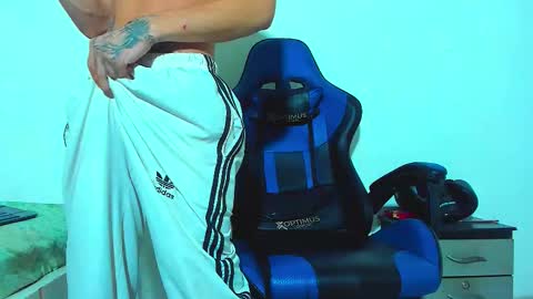 Snapshot of skinny_marked chatting on 12.01.25 skinny marked online show from 12.01.25