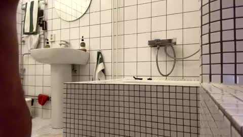 Snapshot of skinnyduderino chatting on 11.28.25 skinnyduderino online show from 11.28.25