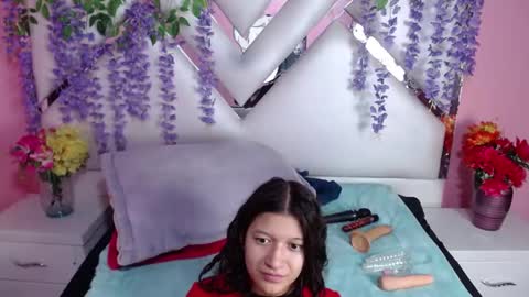 Snapshot of skinnyhorny_ chatting on 12.20.24 SKINNYHORNY online show from 12.20.24