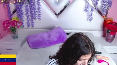 Snapshot of skinnyhorny_ chatting on 12.29.24 SKINNYHORNY online show from 12.29.24