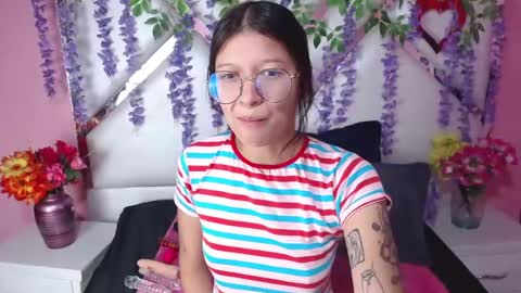 Snapshot of skinnyhorny_ chatting on 01.28.25 SKINNYHORNY online show from 01.28.25
