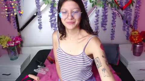 Snapshot of skinnyhorny_ chatting on 01.30.25 SKINNYHORNY online show from 01.30.25