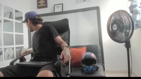 Snapshot of sky_wild chatting on 11.02.25 sky_wild online show from 11.02.25