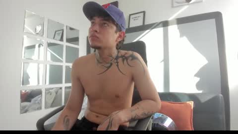 Snapshot of sky_wild chatting on 11.04.25 sky_wild online show from 11.04.25