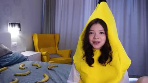 Snapshot of skyeriehm chatting on 12.15.25 Amy online show from 12.15.25