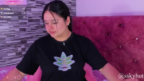 Snapshot of skyhotgirl chatting on 01.11.25 Sky online show from 01.11.25