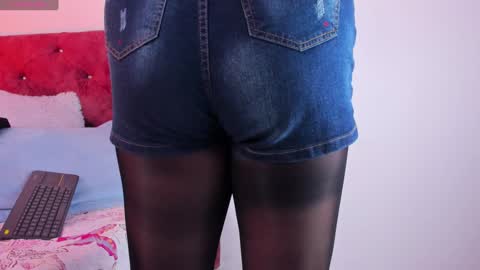 Snapshot of skyhotgirl chatting on 02.01.25 Sky online show from 02.01.25