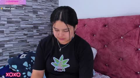 Snapshot of skyhotgirl chatting on 02.06.25 Sky online show from 02.06.25