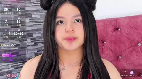 Snapshot of skyhotgirl chatting on 02.11.25 Sky online show from 02.11.25